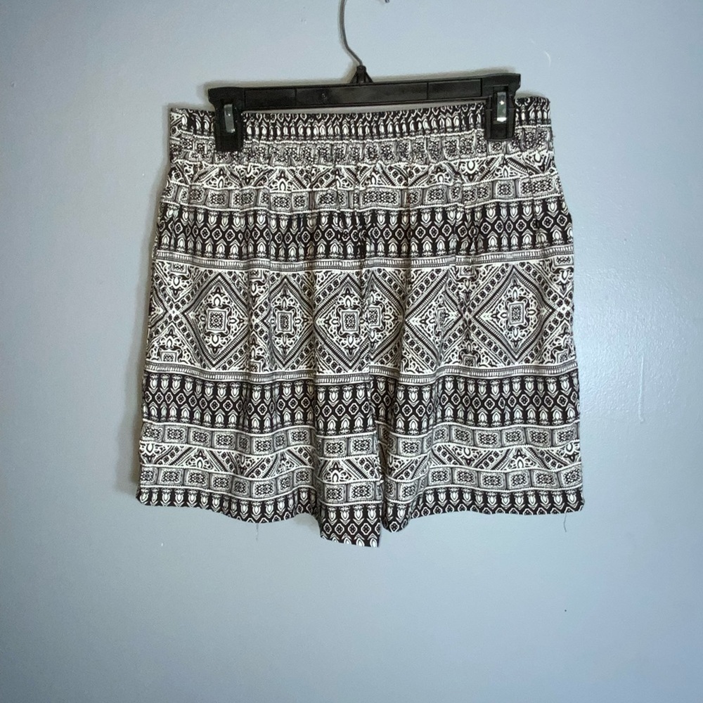 One 5 One Black & White Pull On Elastic Waist Flowy Shorts Pockets M